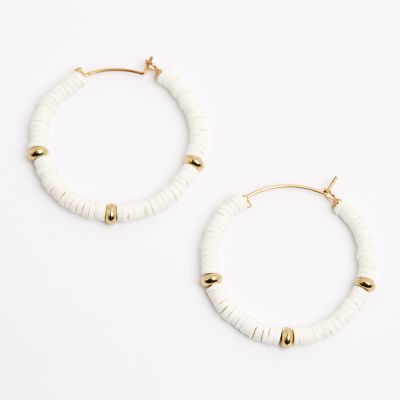 Boucles d'oreilles métal dore créolee avec perles heishi blanches