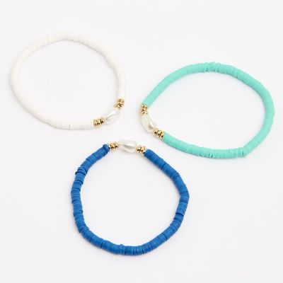 Lot de trois bracelets élastiques en perles heishi bleu et blanc