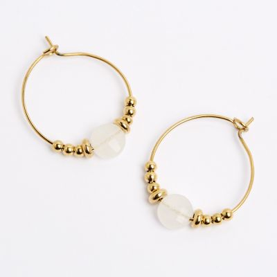Boucles d'oreilles acier moyenne créole avec perles dorée et pierre naturelle
